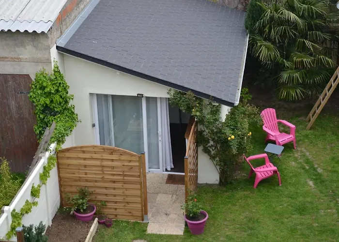 Joli studio au calme dans un jardin privatif